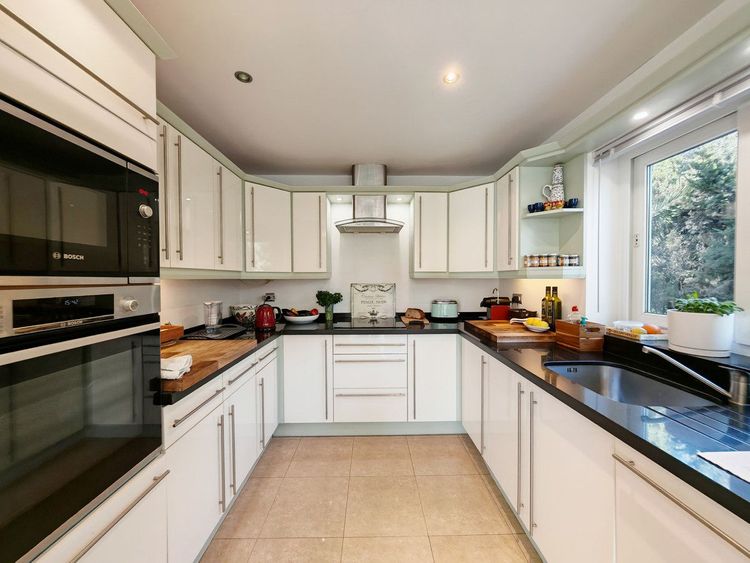 House | Resale in Elviria in Elviria, Costa del Sol - Photo 4