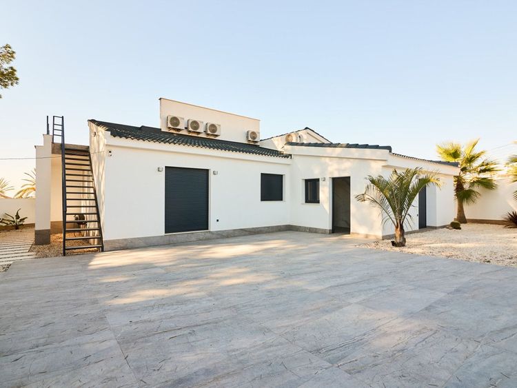 House | Resale in Rojales in Rojales, Rosales / Quesada, Costa Blanca - Photo 3