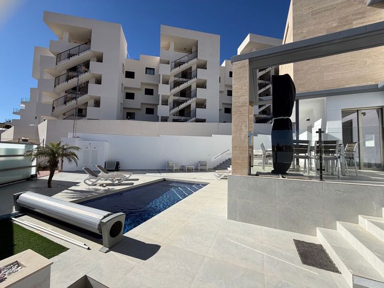 House | Resale in Villamartin in Villamartin, Orihuela Costa, Costa Blanca - Photo 2