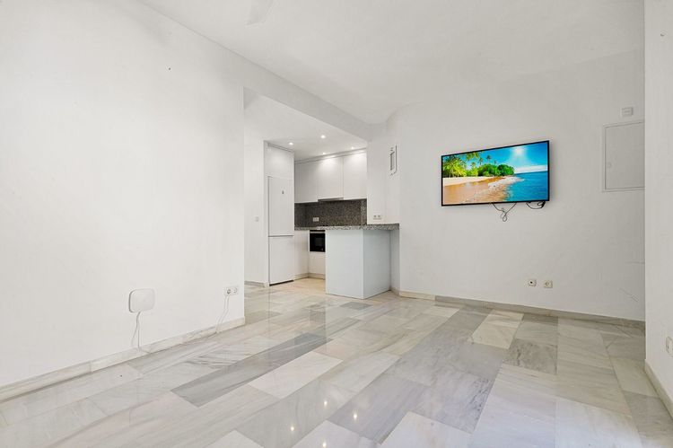Apartment | Resale in Nueva Andalucía in Nueva Andalucía Others, Costa del Sol - Photo 5