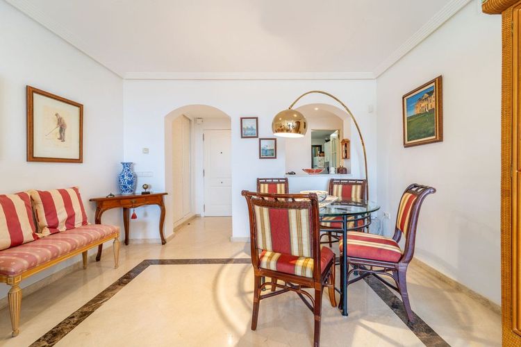 Apartment | Resale in Los Arqueros in Los Arqueros, Costa del Sol - Photo 5