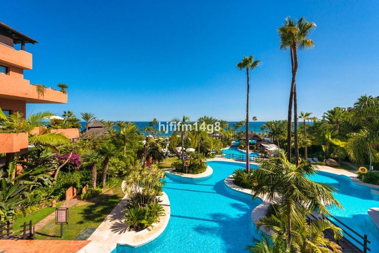 Apartment | Resale in Estepona in Estepona, Costa del Sol - Photo 2