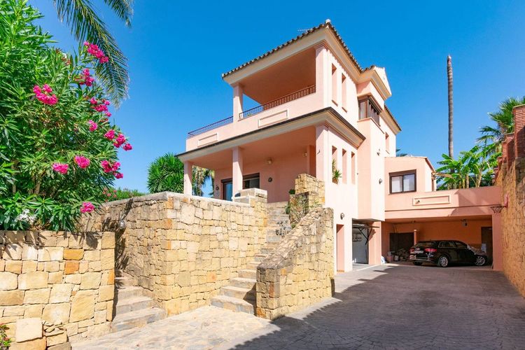 House | Resale in Estepona in Estepona, Costa del Sol - Photo 3