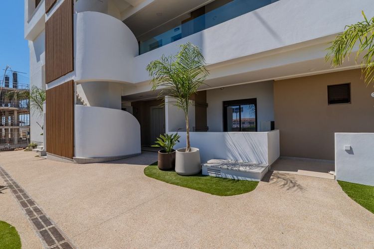 Apartment | Resale in Playa Flamenca in Playa Flamenca, Costa Blanca - Photo 2