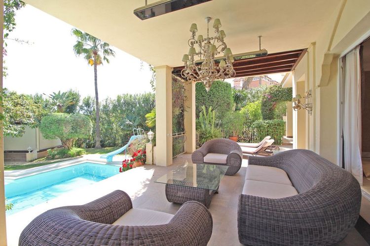 House | Resale in Bahía de Marbella in Bahía de Marbella, Costa del Sol - Photo 2