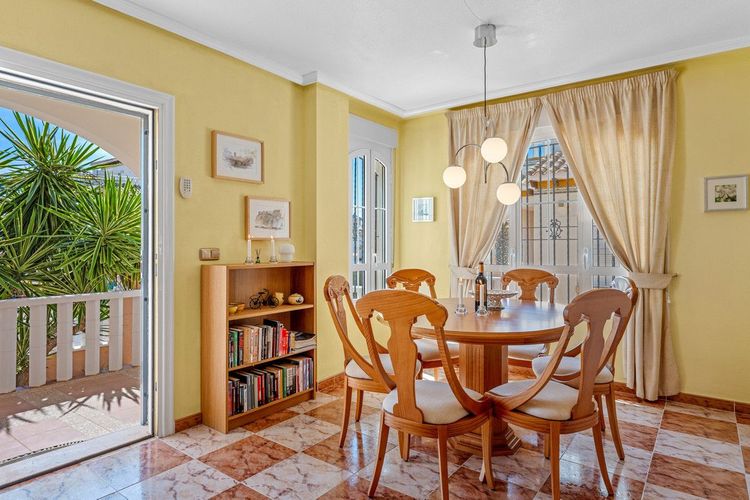 House | Resale in Lomas de Cabo Roig in Lomas de Cabo Roig, Costa Blanca - Photo 3
