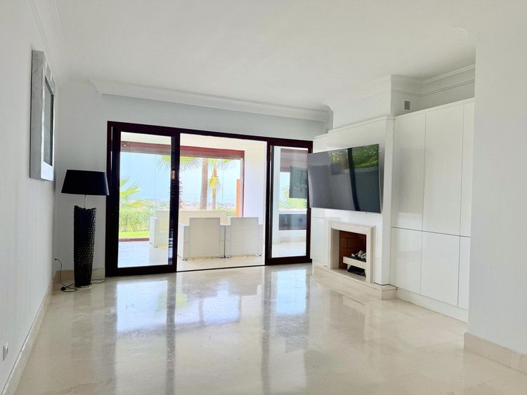 Apartment | Resale in Los Flamingos in Los Flamingos, Costa del Sol - Photo 4