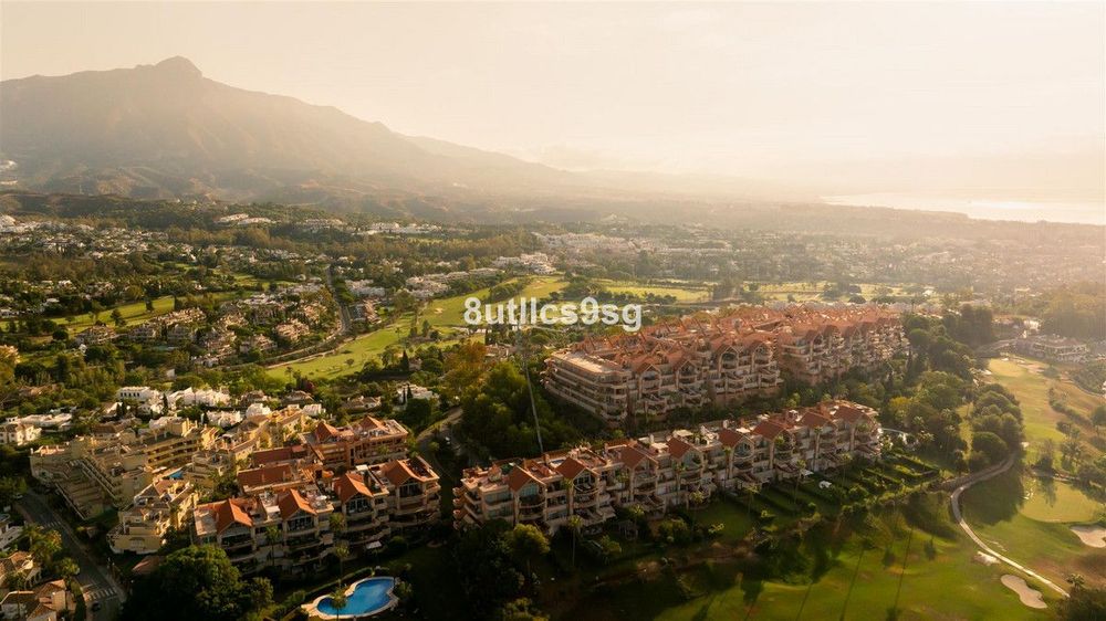 Penthouse | Resale in Nueva Andalucía in Nueva Andalucía Others, Costa del Sol - Main property photo