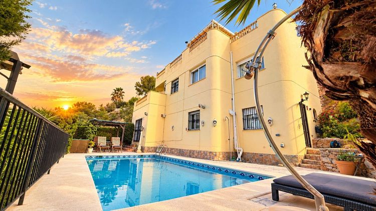 House | Resale in La Zenia in La Zenia, Costa Blanca - Photo 2