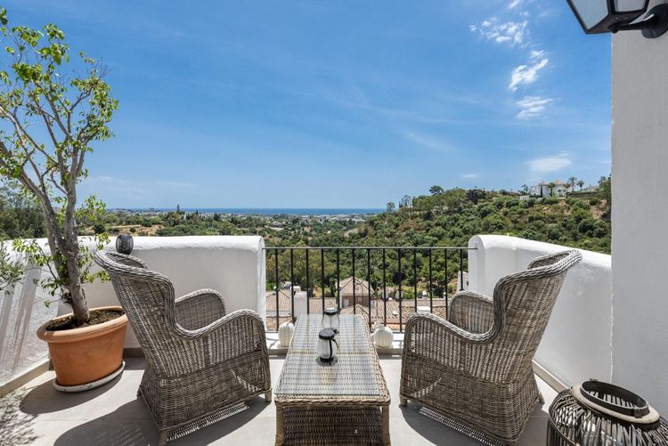 Apartment | Resale in Los Almendros in Los Almendros, Los Arqueros-Puerto del Almendro, Costa del Sol - Photo 2