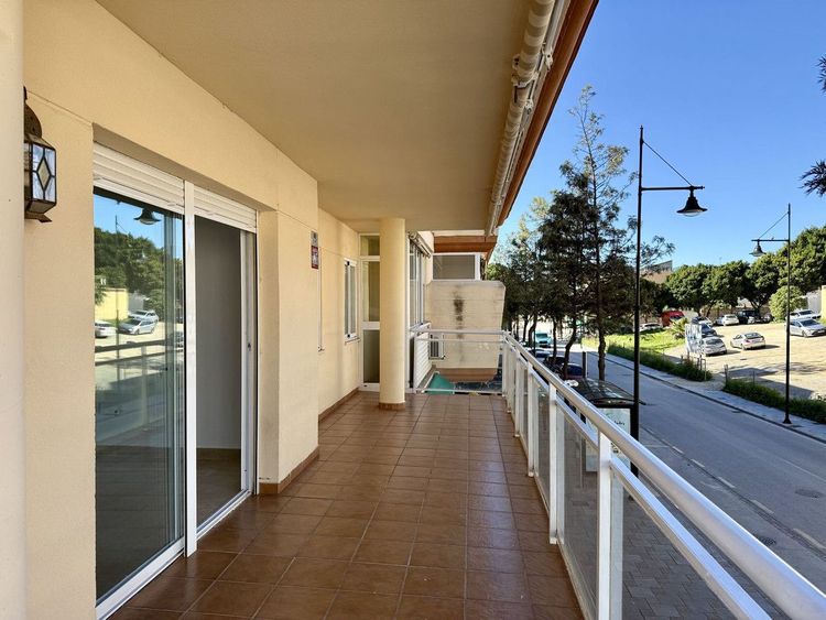 Apartment | Resale in Los Pacos in Los Pacos, Costa del Sol - Photo 2