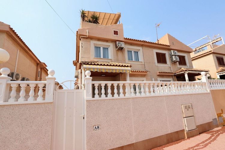 House | Resale in Torrevieja in Torrevieja, Costa Blanca - Photo 2