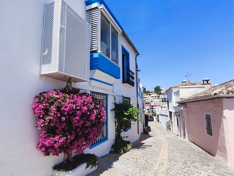 House | Resale in El Madroñal in El Madroñal, Costa del Sol - Photo 3