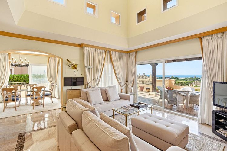 Penthouse | Resale in Elviria in Elviria, Costa del Sol - Photo 2