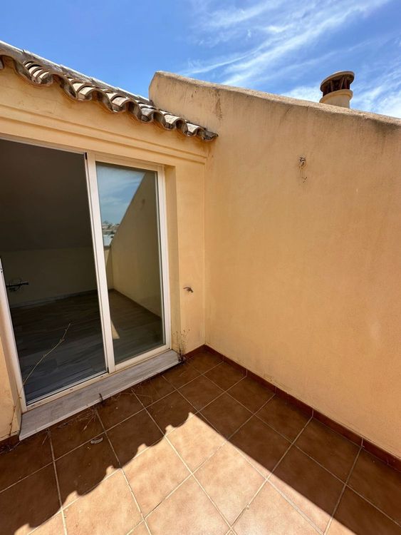 House | Resale in Calahonda in Calahonda, Costa del Sol - Photo 2