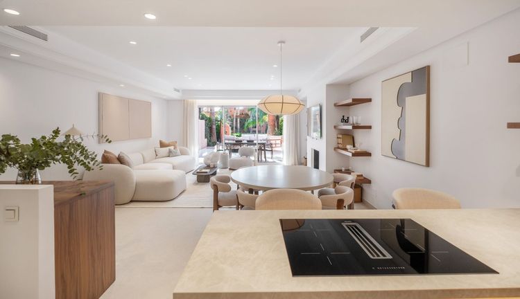 House | Resale in The Golden Mile - Development photo 1