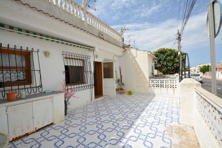 House | Resale in Torrevieja in Torrevieja, Costa Blanca - Photo 2