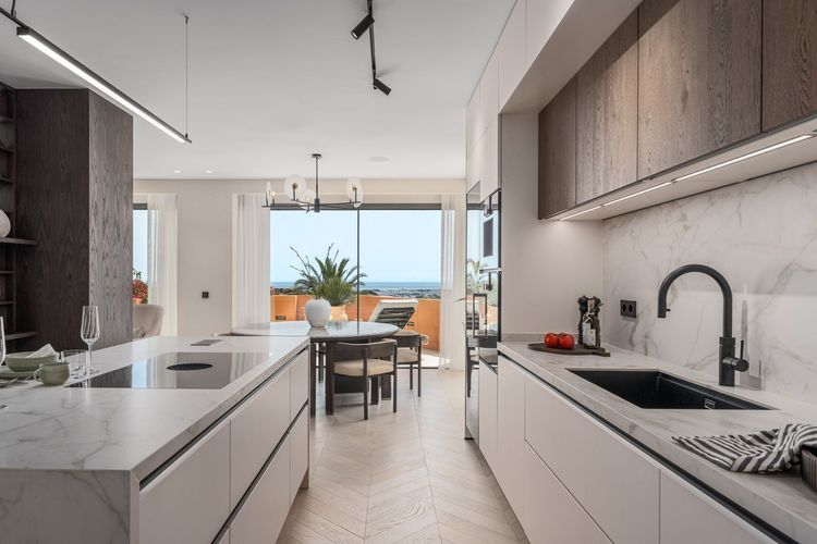 Apartment | Resale in Nueva Andalucía in Nueva Andalucía Others, Costa del Sol - Photo 4