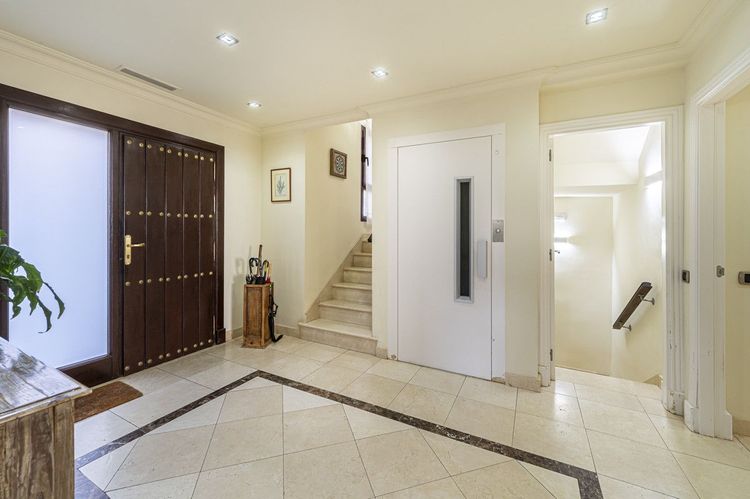 House | Resale in The Golden Mile in The Golden Mile, Costa del Sol - Photo 3