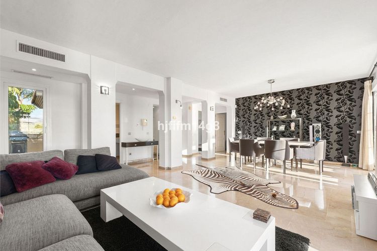 Penthouse | Resale in Nueva Andalucía in Nueva Andalucía Others, Costa del Sol - Photo 4