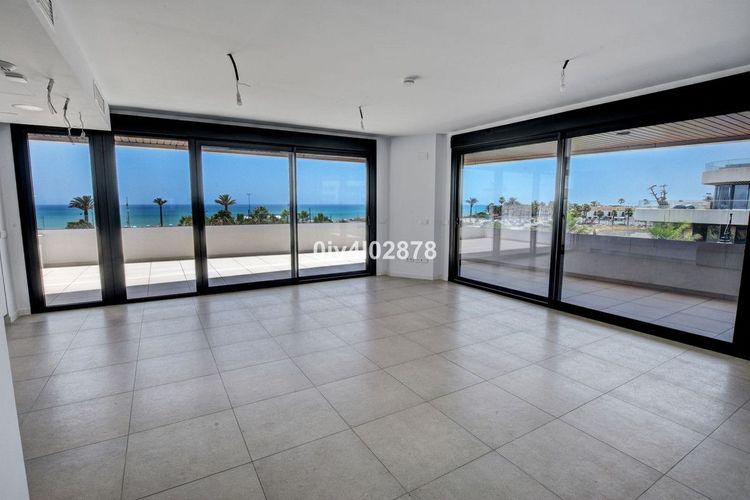 Apartment | Resale in Los Alamos in Los Alamos, Playamar, Costa del Sol - Photo 2