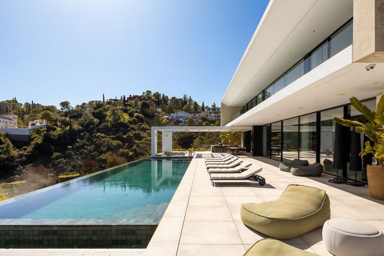 House | Resale in El Madroñal in El Madroñal, Costa del Sol - Photo 3