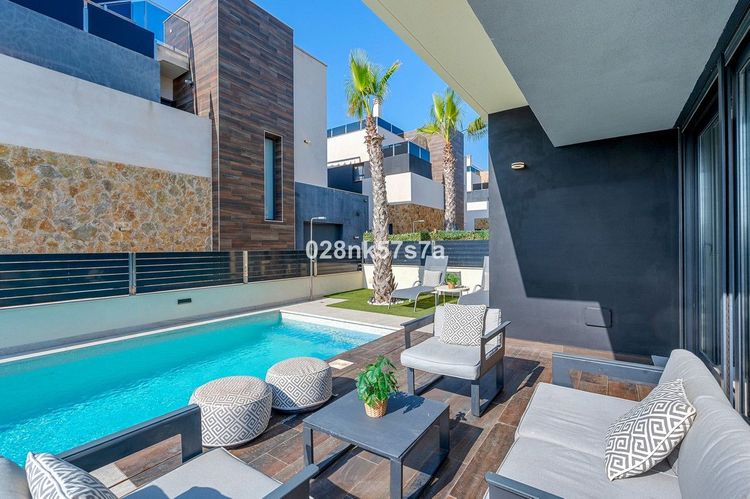 House | Resale in Lomas de Cabo Roig in Lomas de Cabo Roig, Costa Blanca - Photo 3