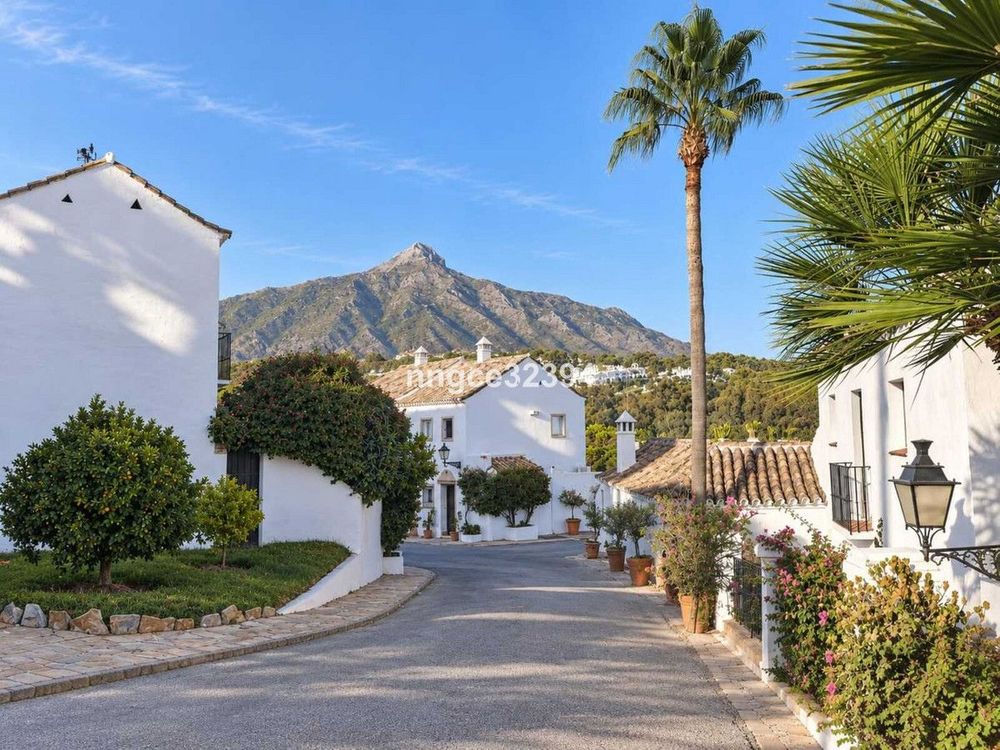 House | Resale in Nueva Andalucía in Nueva Andalucía Others, Costa del Sol - Main property photo