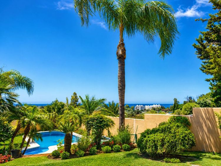 House | Resale in Marbella in Marbella Others, Costa del Sol - Photo 2