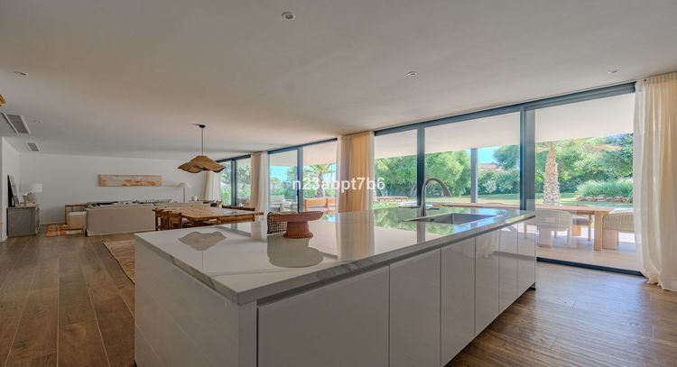 House | Resale in Sotogrande Costa in Sotogrande Costa, Costa del Sol - Photo 4