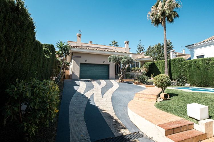 House | Resale in Alhaurín de la Torre in Alhaurín de la Torre, Costa del Sol - Photo 4
