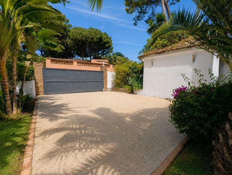 House | Resale in El Rosario in El Rosario, Costa del Sol - Photo 4