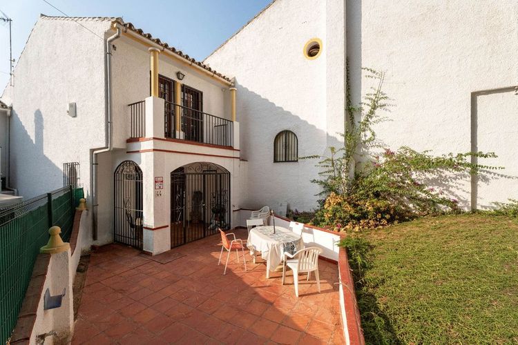 House | Resale in Elviria in Elviria, Costa del Sol - Photo 2