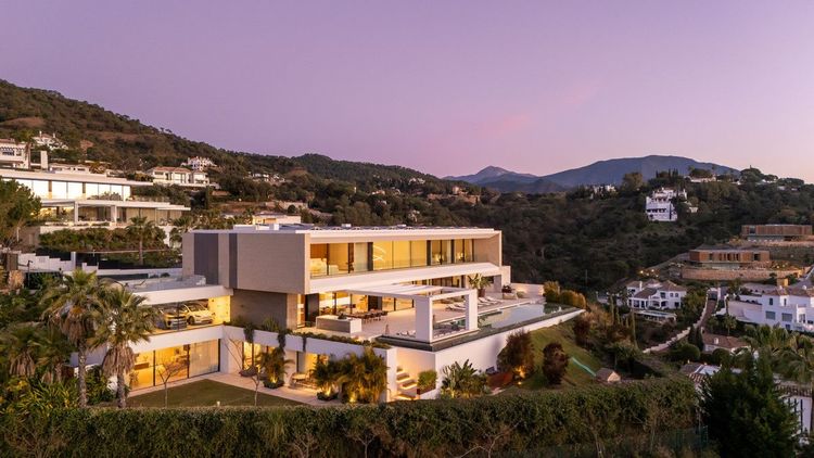 House | Resale in El Madroñal in El Madroñal, Costa del Sol - Photo 2