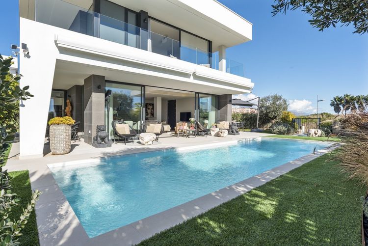 House | Resale in La Duquesa in La Duquesa, Costa del Sol - Photo 2