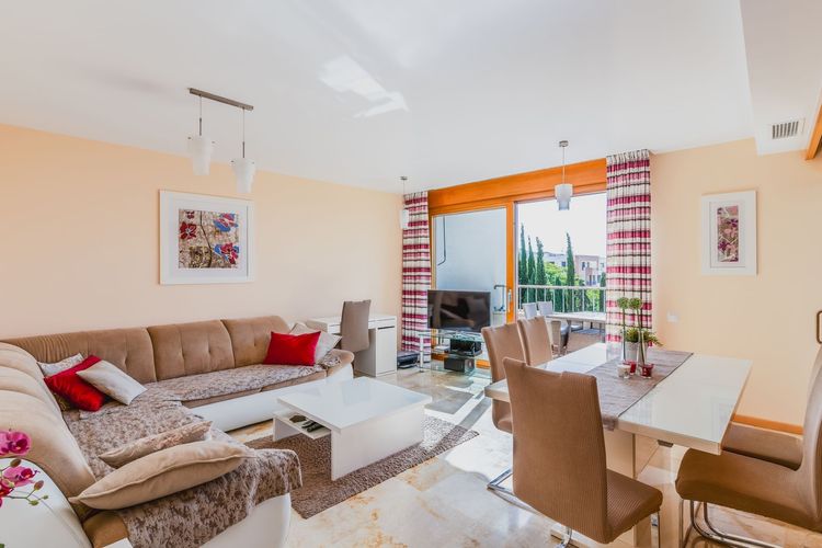 Apartment | Resale in Los Monteros in Los Monteros, Costa del Sol - Photo 4