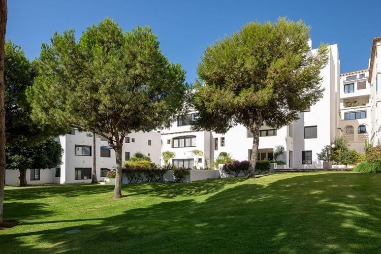 Apartment | Resale in Puerto Banús in Puerto Banús, Costa del Sol - Photo 5