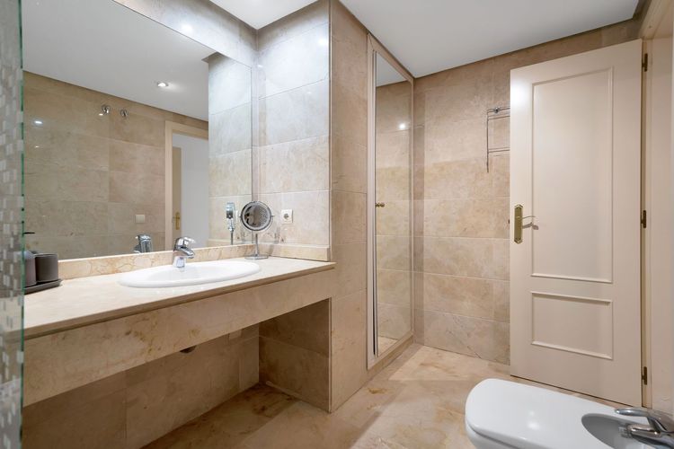 Apartment | Resale in Nagüeles in Nagüeles, Costa del Sol - Photo 5