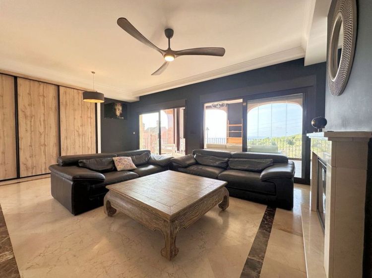 House | Resale in Estepona in Estepona, Costa del Sol - Photo 3