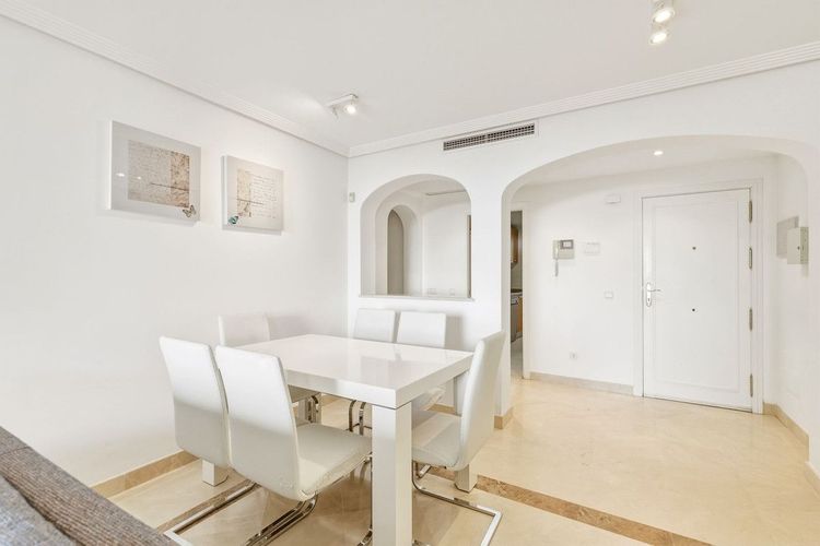 Apartment | Resale in Los Arqueros in Los Arqueros, Costa del Sol - Photo 3