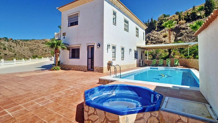 House | Resale in Arenas in Arenas, Costa del Sol - Photo 3