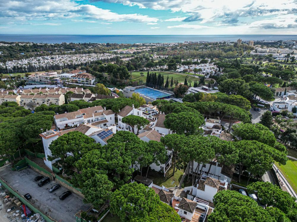 Apartment | Resale in Nueva Andalucía in Nueva Andalucía Others, Costa del Sol - Main property photo