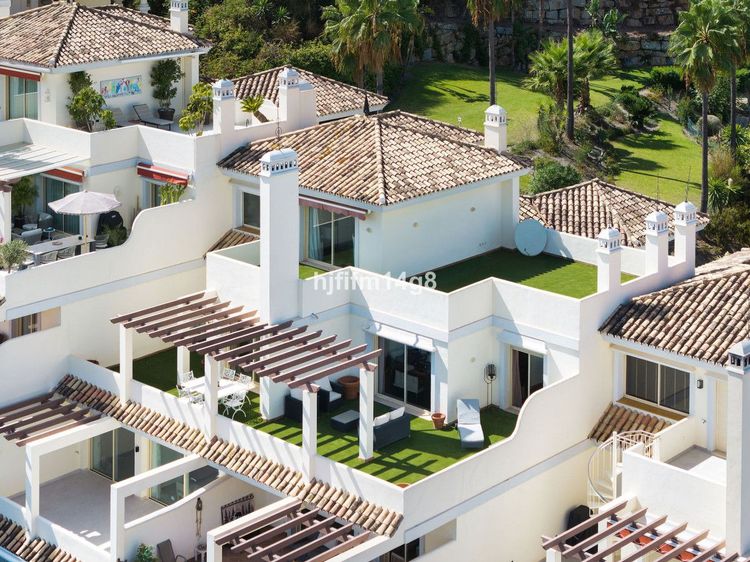 Penthouse | Resale in Nueva Andalucía in Nueva Andalucía Others, Costa del Sol - Photo 2