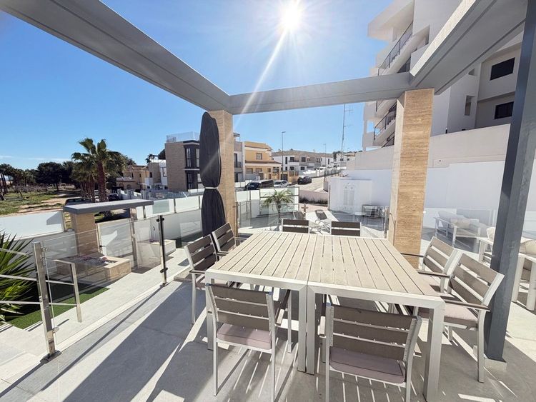House | Resale in Villamartin in Villamartin, Orihuela Costa, Costa Blanca - Photo 5