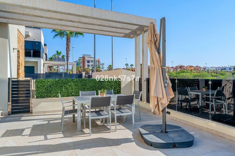 House | Resale in Lomas de Cabo Roig in Lomas de Cabo Roig, Costa Blanca - Photo 5