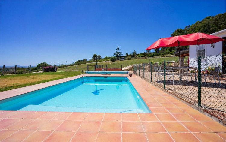 House | Resale in Estepona in Estepona, Costa del Sol - Photo 3