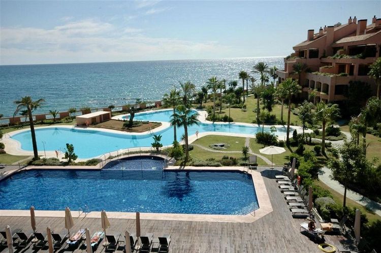 Apartment | Resale in Puerto Banús in Puerto Banús, Costa del Sol - Photo 2