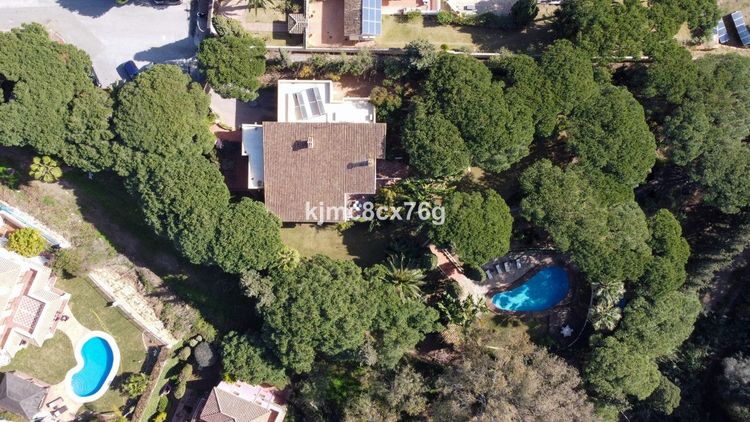 House | Resale in Calahonda in Calahonda, Costa del Sol - Photo 2