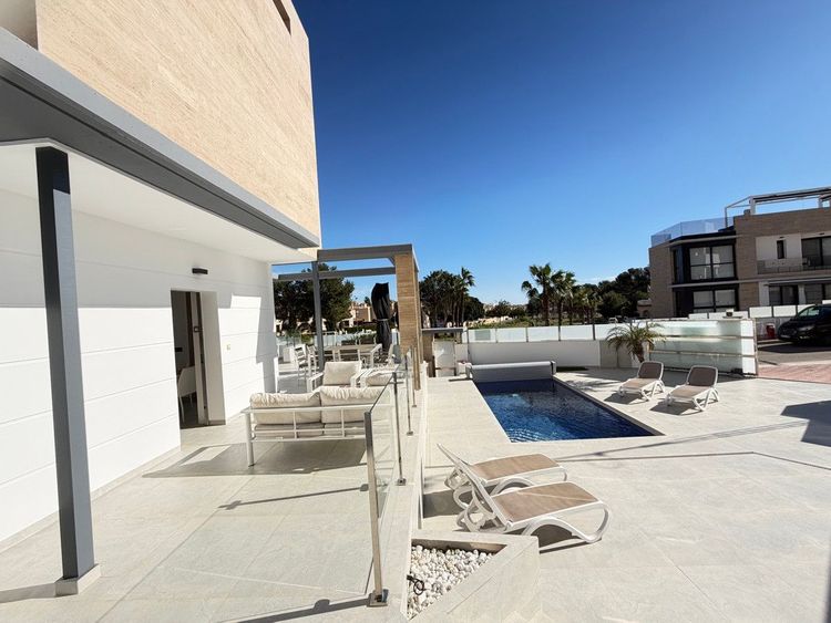 House | Resale in Villamartin in Villamartin, Orihuela Costa, Costa Blanca - Photo 3