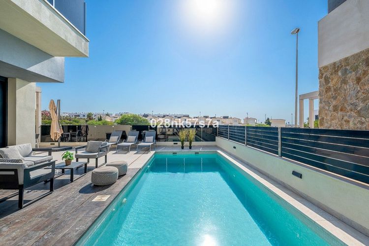 House | Resale in Lomas de Cabo Roig in Lomas de Cabo Roig, Costa Blanca - Photo 4